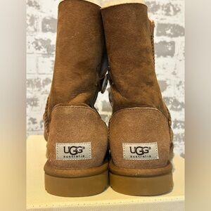 UGG Bailey Button Women’s Size 8 chestnut Great Used Condition